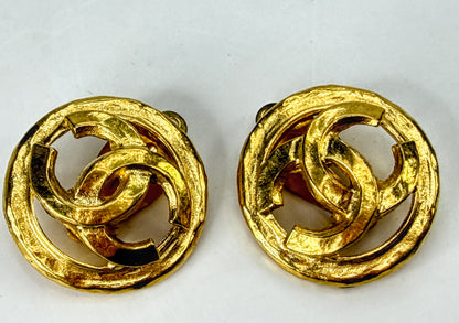 Vintage CHANEL Gold Tone Interlocking CC Clip-On Earrings authentic in box GS853