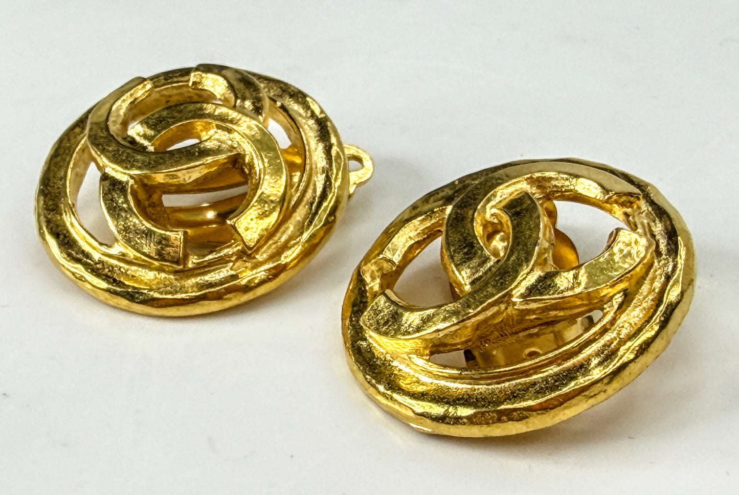 Vintage CHANEL Gold Tone Interlocking CC Clip-On Earrings authentic in box GS853