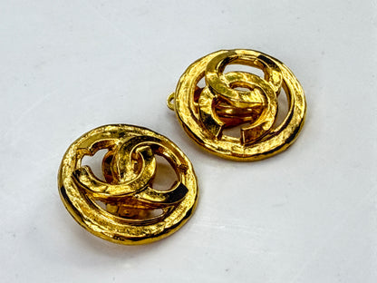 Vintage CHANEL Gold Tone Interlocking CC Clip-On Earrings authentic in box GS853
