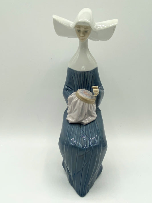 Lladro "A Time to Sew" # 5501 Blue Nun Figurine Excellent condition A131