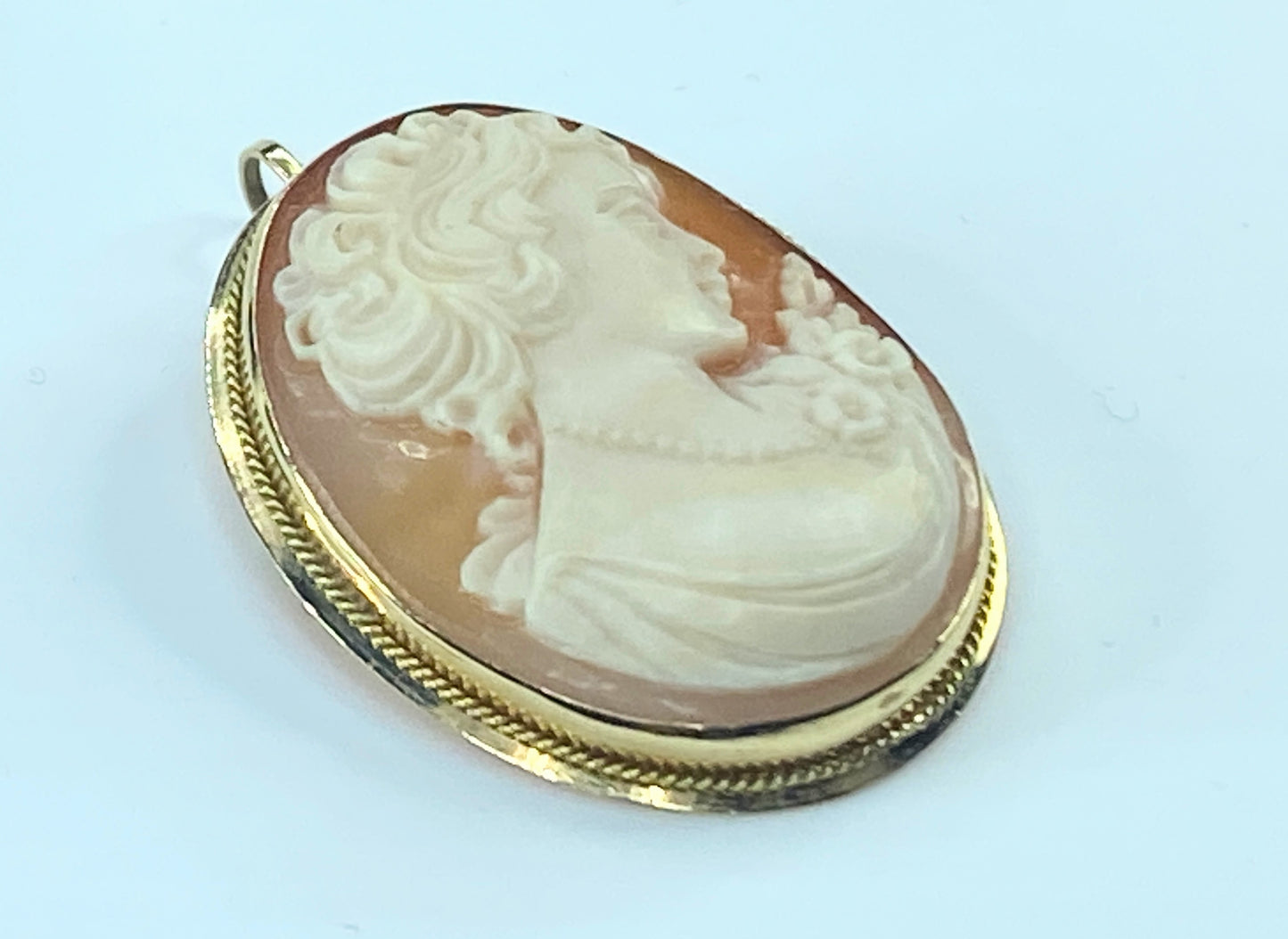 Italian Old Victorian shell cameo decorated Brooch pendant in 14K