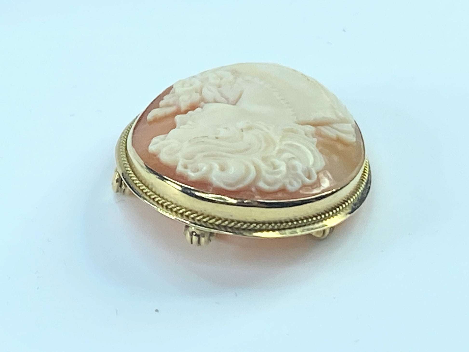 Italian Old Victorian shell cameo decorated Brooch pendant in 14K