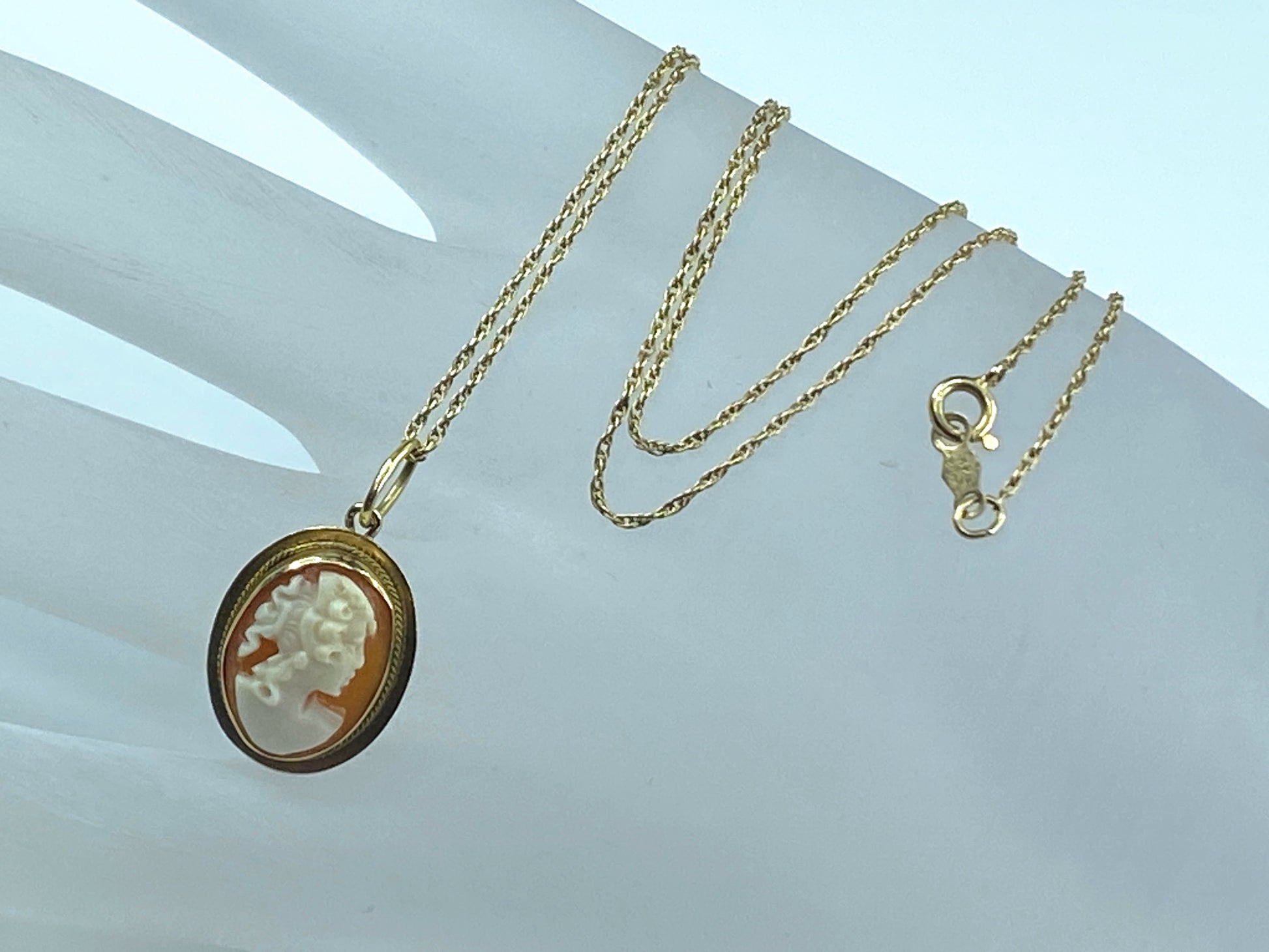 Mid century Shell carving Cameo pendant necklace 14K yellow gold
