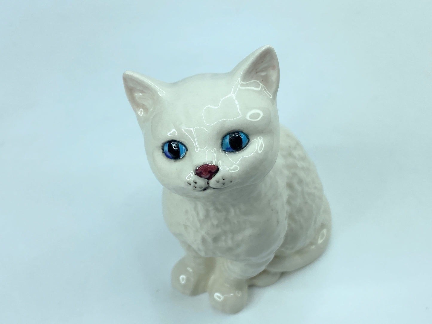 Vintage Royal Doulton 4” White Persian Sitting Cat Figurine 4x2.5" A339
