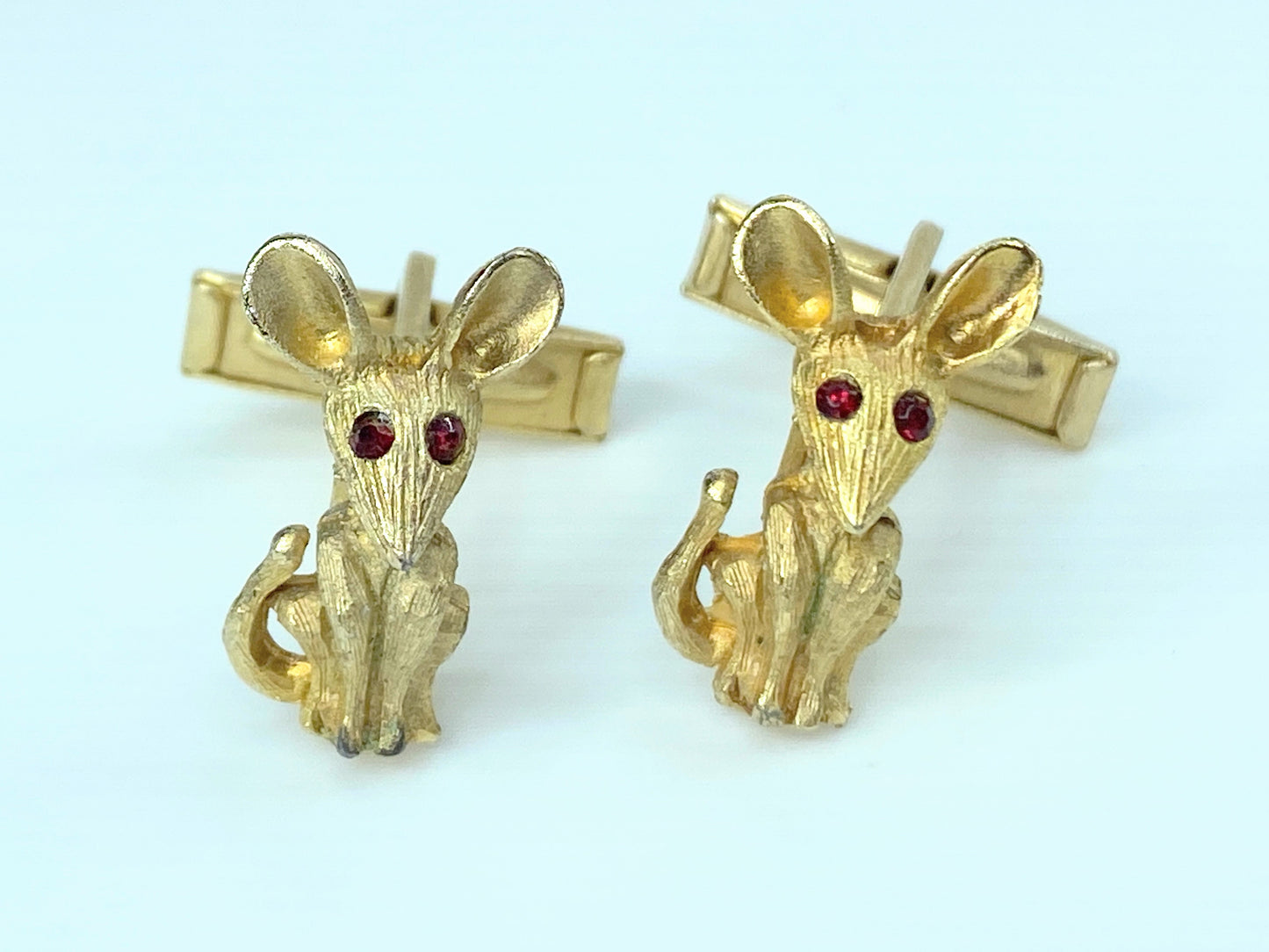 Whimsical Figural Mouse with Ruby eye gold tone cufflink JR9683