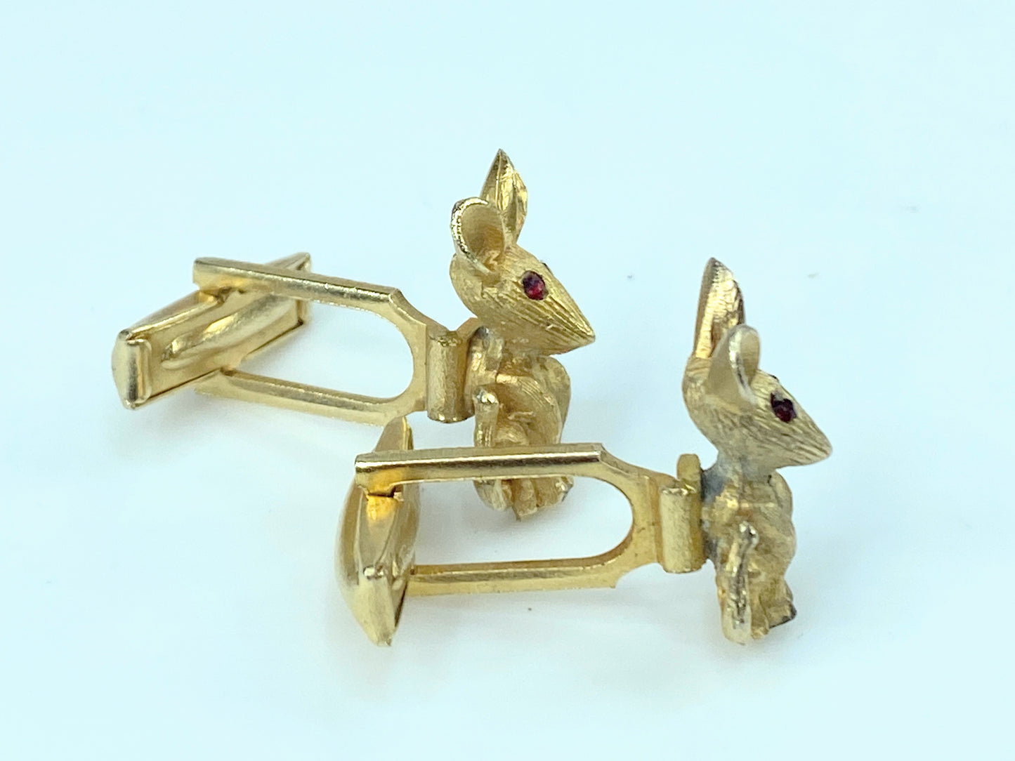 Whimsical Figural Mouse with Ruby eye gold tone cufflink JR9683