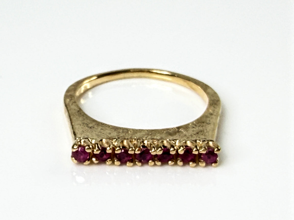 Vintage 14K Yellow 7 Ruby Textured stackable Modernist Ring s7.75 3.5g JR2179