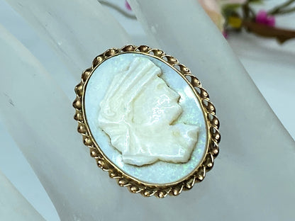 Hand carved Mintabie Opal Cameo twisted border 14K gold ring 12.5g s8 JR9692