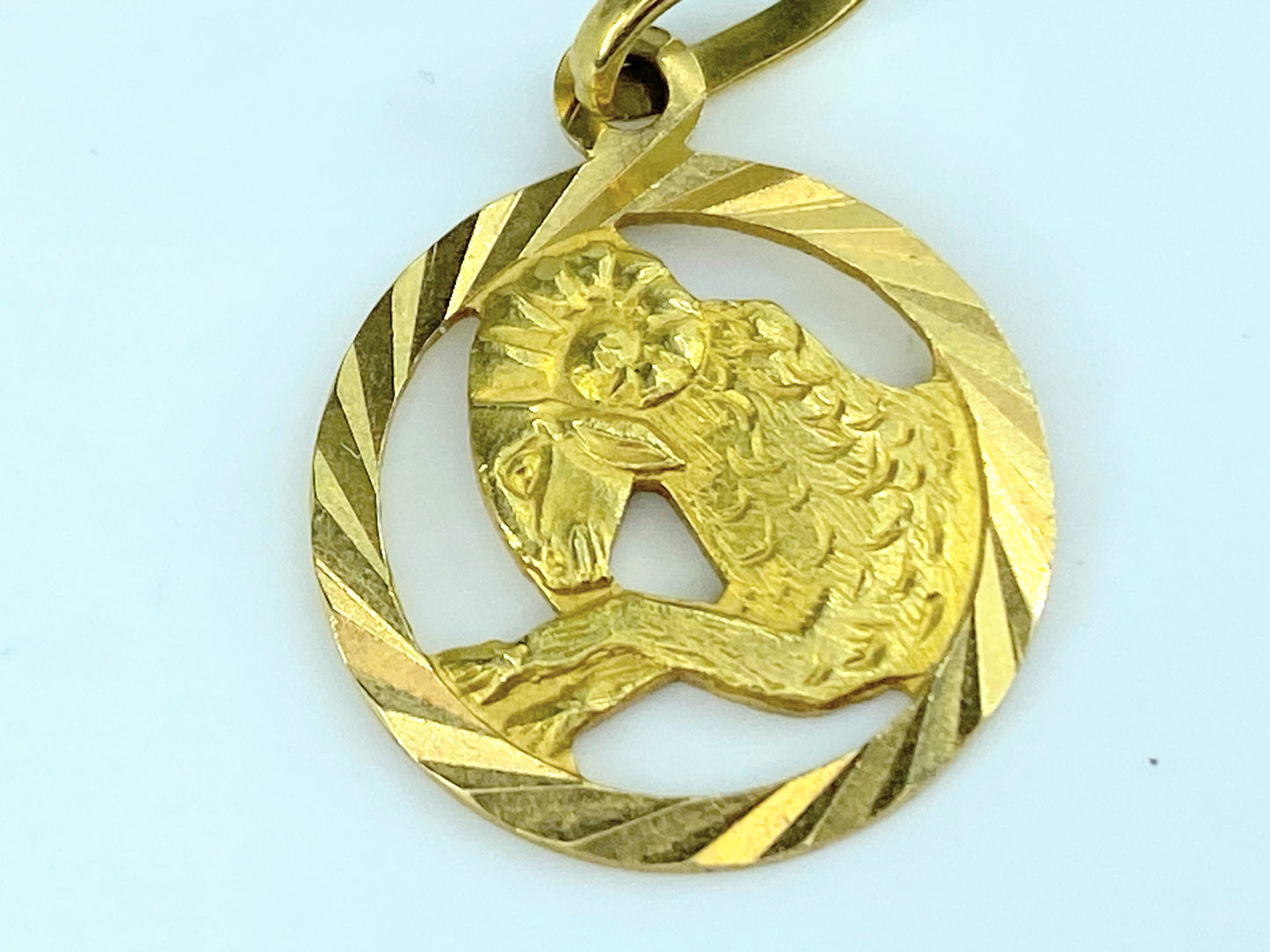 18K yellow gold Aries Zodiac charm pendant 2.5g 19.85mm J9693