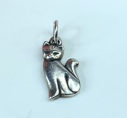 Lovely James Avery sterling silver Sitting cat charm JR862