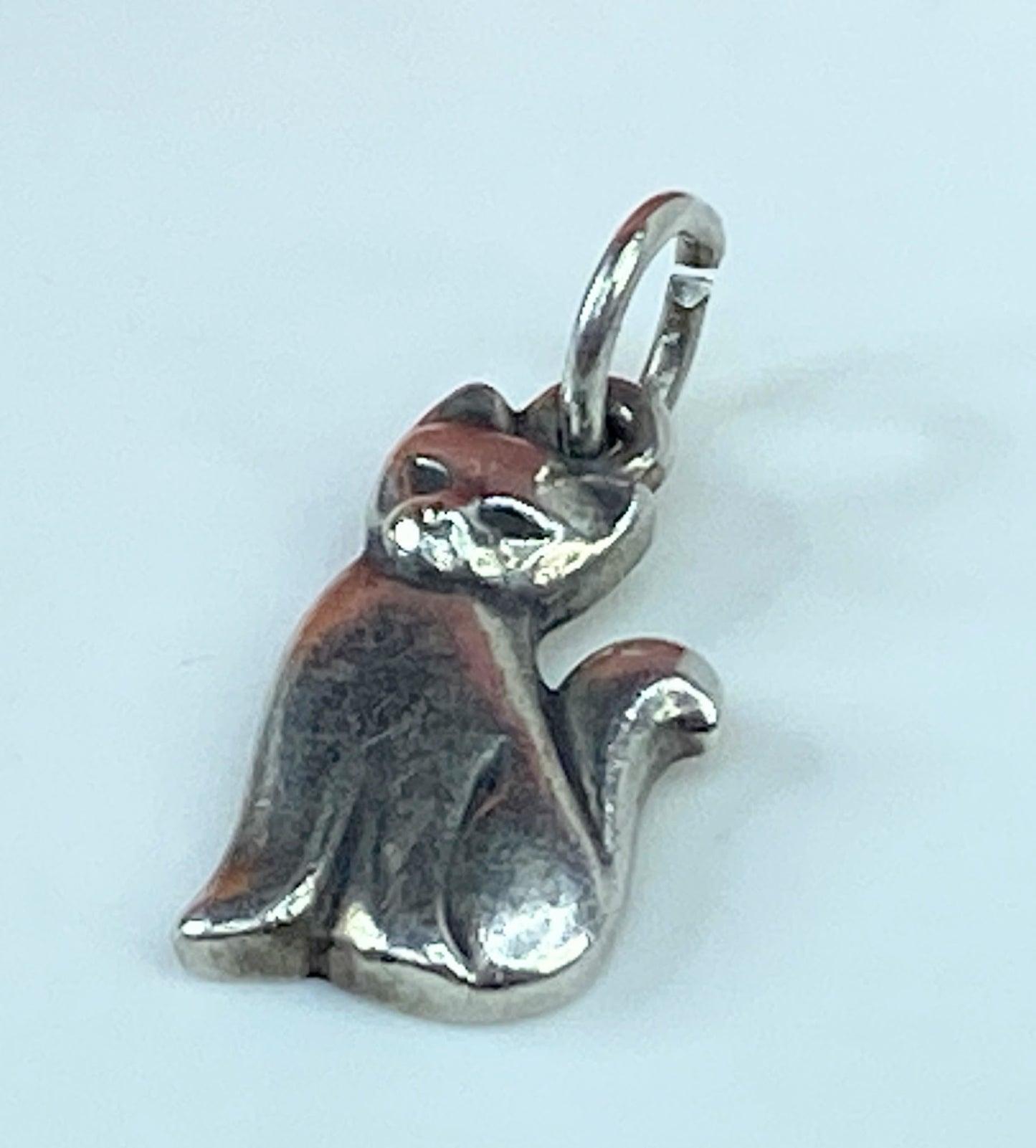 Lovely James Avery sterling silver Sitting cat charm JR862