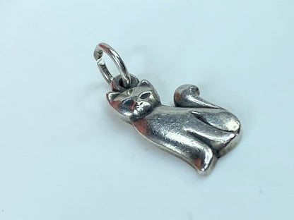 Lovely James Avery sterling silver Sitting cat charm JR862