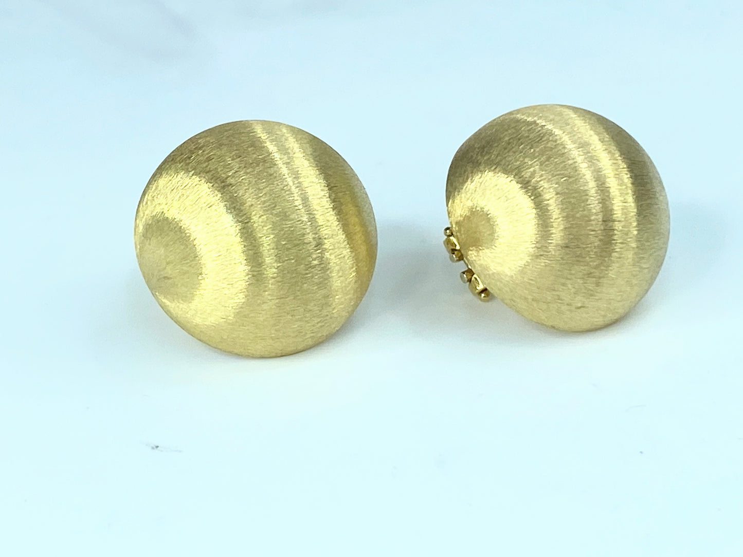 Beautiful Pair Italian 18K Gold Brushed Finish Dome Earrings 13.8g JR9714