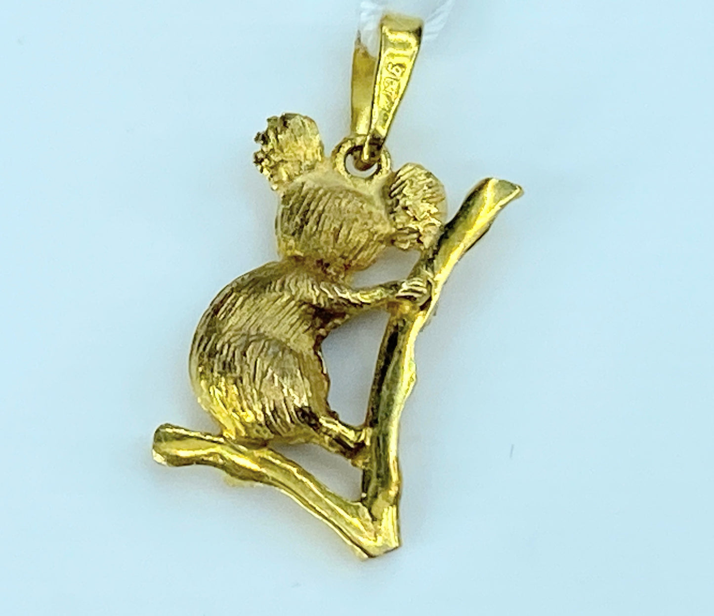 9ct yellow gold  Koala on branch charm pendant JR9085