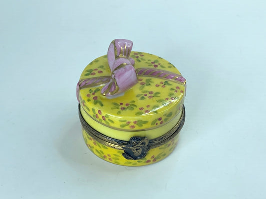 G.R. Yellow Hat Box w/ Pink Ribbon Peint main Limoges Trinket France 1 3/4" A356