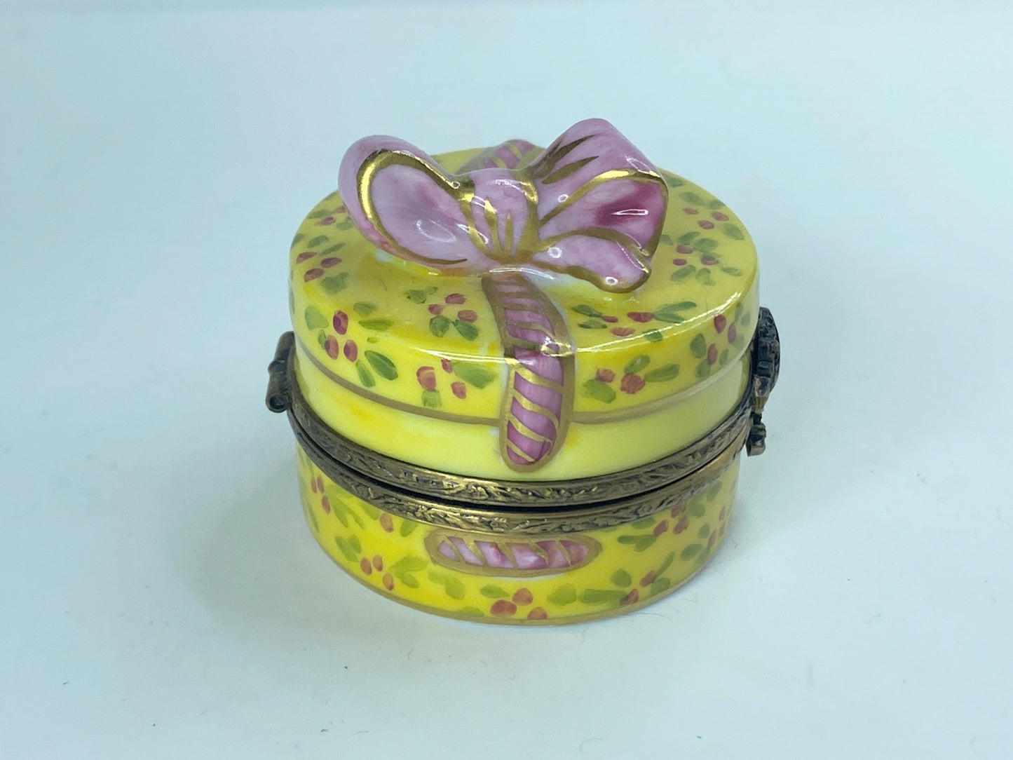 G.R. Yellow Hat Box w/ Pink Ribbon Peint main Limoges Trinket France 1 3/4" A356