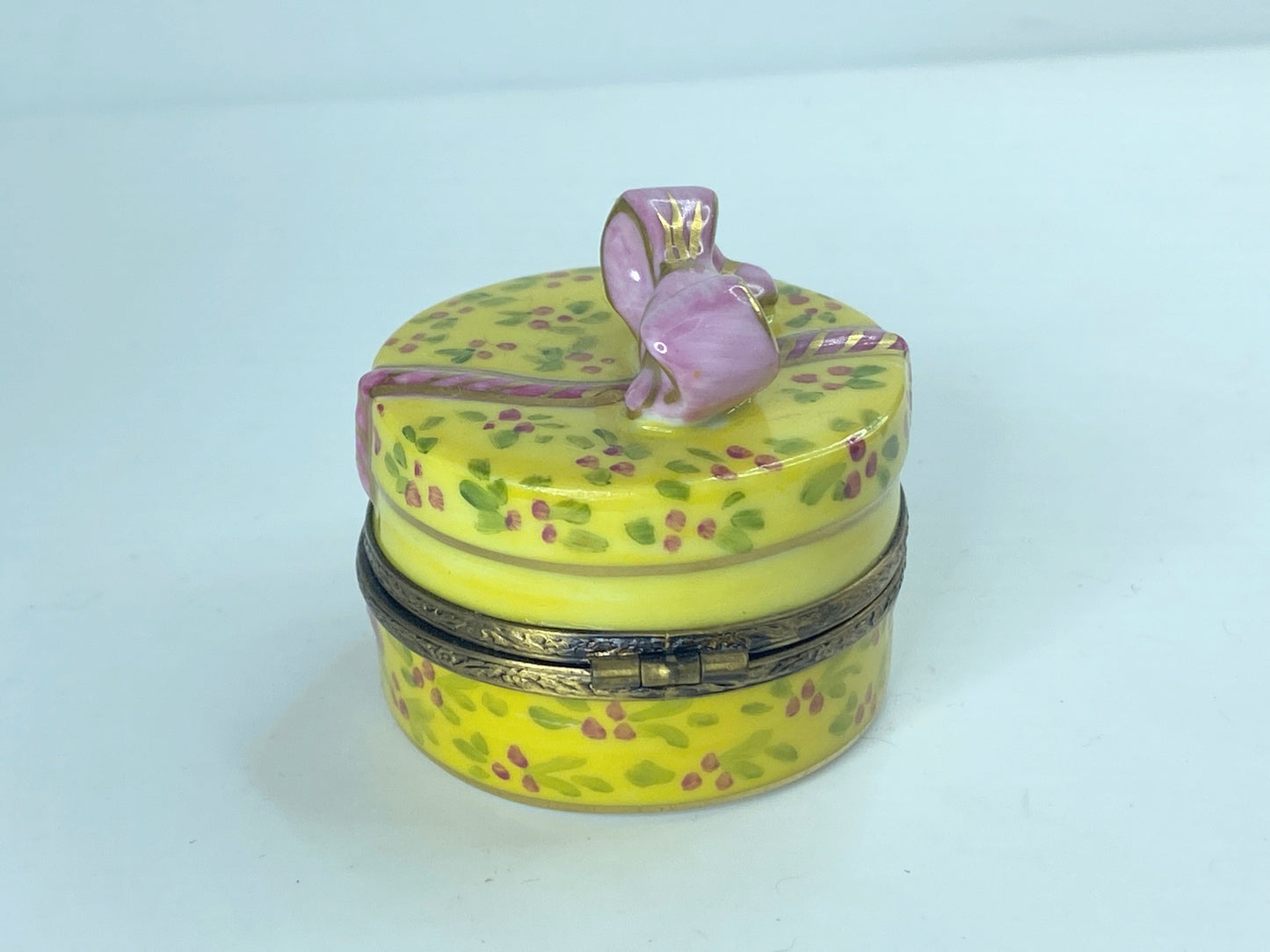 G.R. Yellow Hat Box w/ Pink Ribbon Peint main Limoges Trinket France 1 3/4" A356