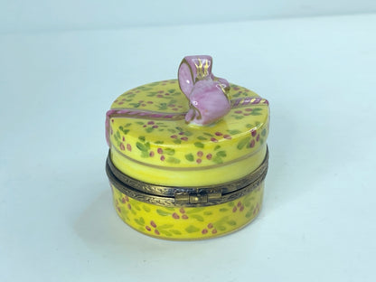 G.R. Yellow Hat Box w/ Pink Ribbon Peint main Limoges Trinket France 1 3/4" A356