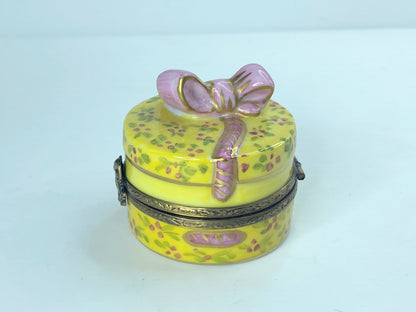 G.R. Yellow Hat Box w/ Pink Ribbon Peint main Limoges Trinket France 1 3/4" A356