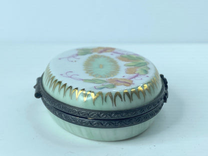Exquisite M.D Limoges Peint Main oval Cactus gold gilt box 2 5/8"x 2" A364