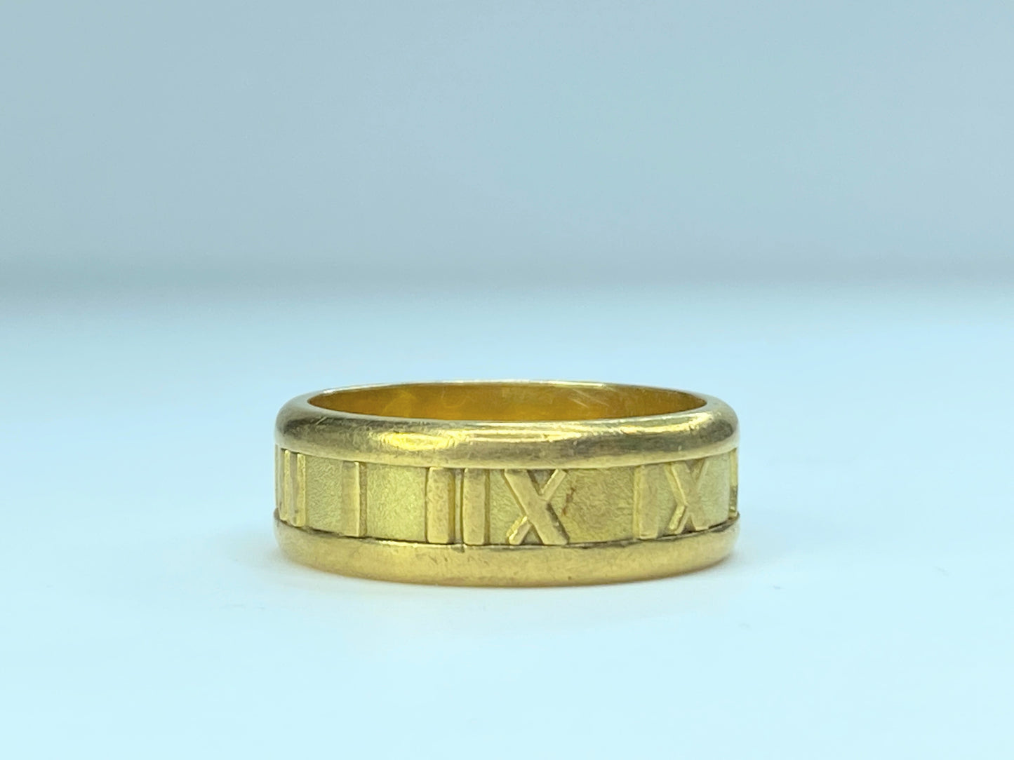 TIFFANY & Co. Atlas 18K Gold 7mm Wide Numeric Ring s7.5 JR9098