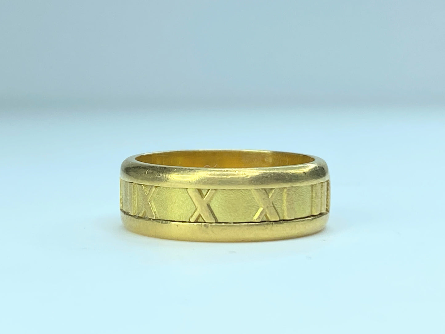 TIFFANY & Co. Atlas 18K Gold 7mm Wide Numeric Ring s7.5 JR9098