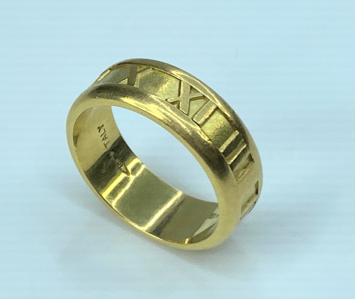 TIFFANY & Co. Atlas 18K Gold 7mm Wide Numeric Ring s7.5 JR9098