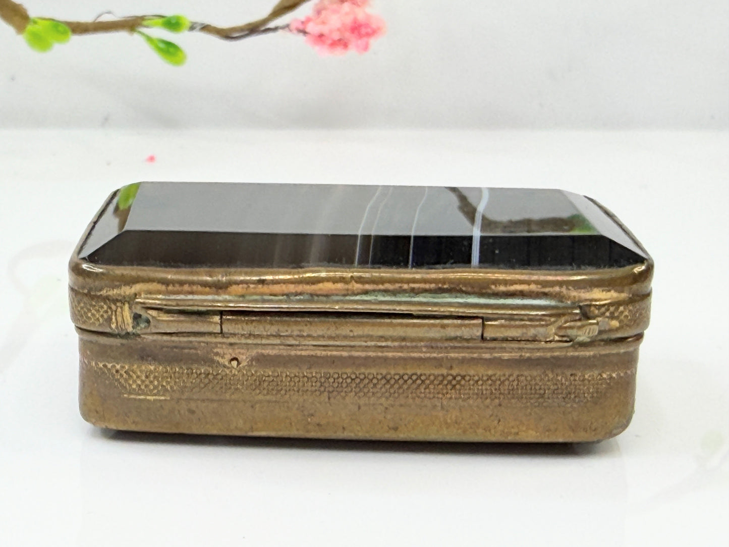 Antique British Banded Agate Gilt Metal Snuff Pill Box SS208