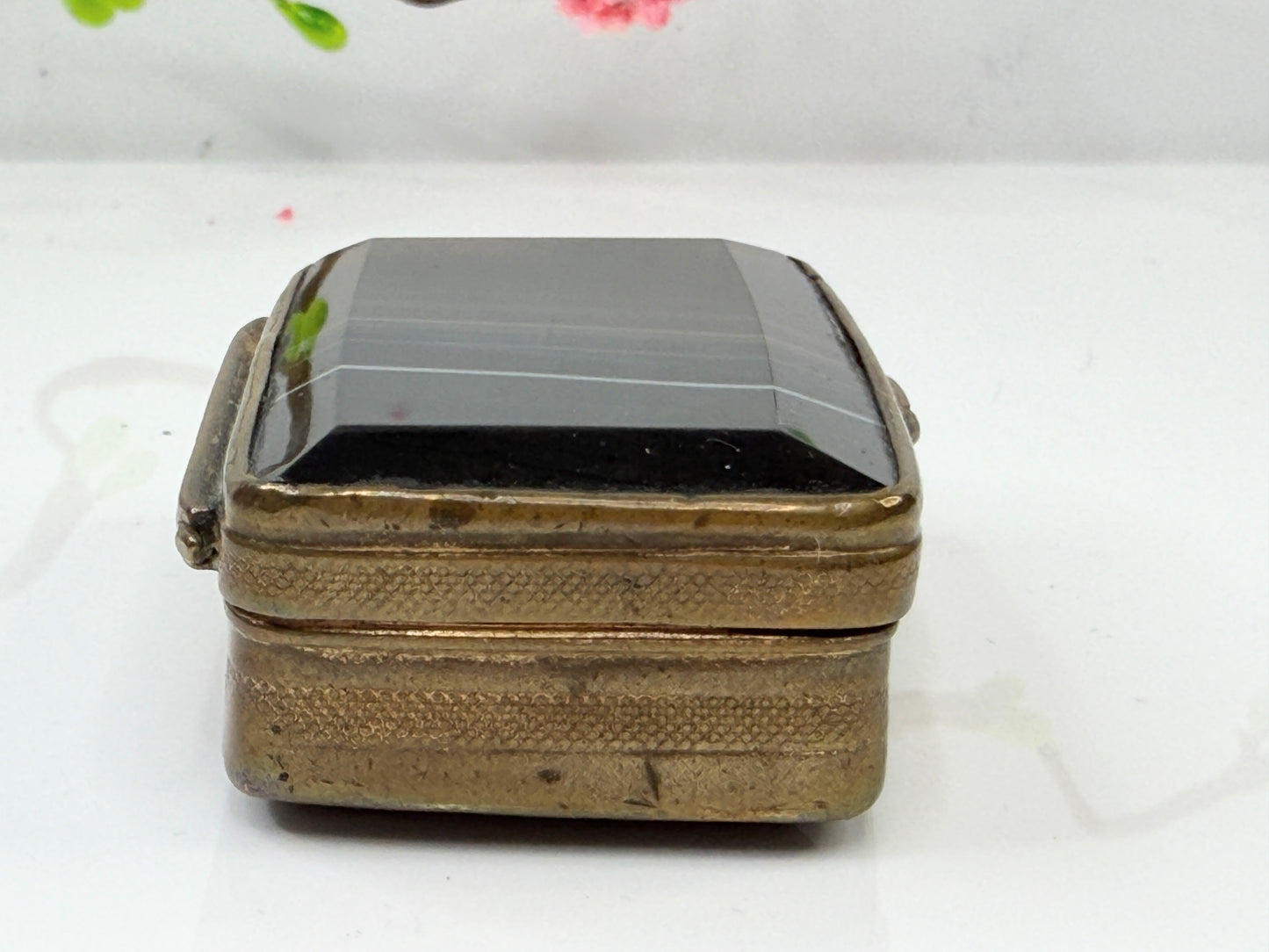 Antique British Banded Agate Gilt Metal Snuff Pill Box SS208