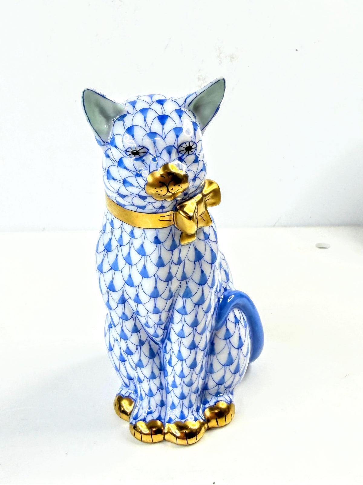 Herend Blue Fishnet Cat with Gold Bow Porcelain Figurine 4.75" A1049