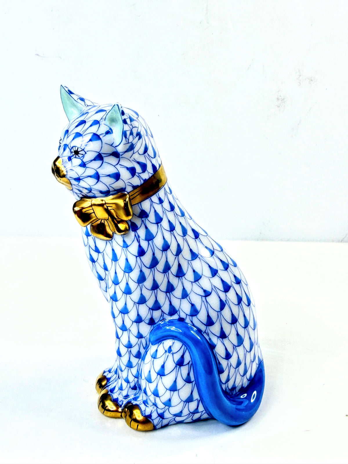 Herend Blue Fishnet Cat with Gold Bow Porcelain Figurine 4.75" A1049