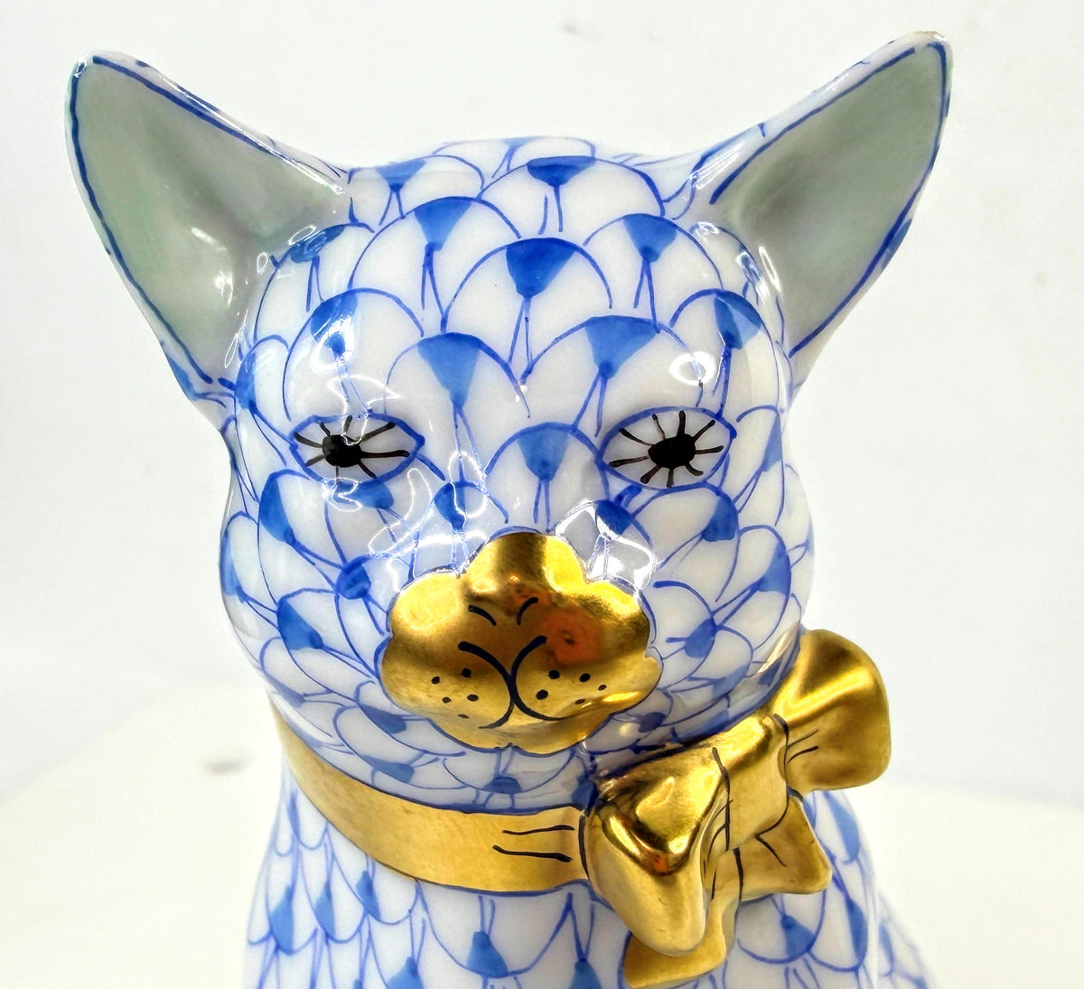 Herend Blue Fishnet Cat with Gold Bow Porcelain Figurine 4.75" A1049