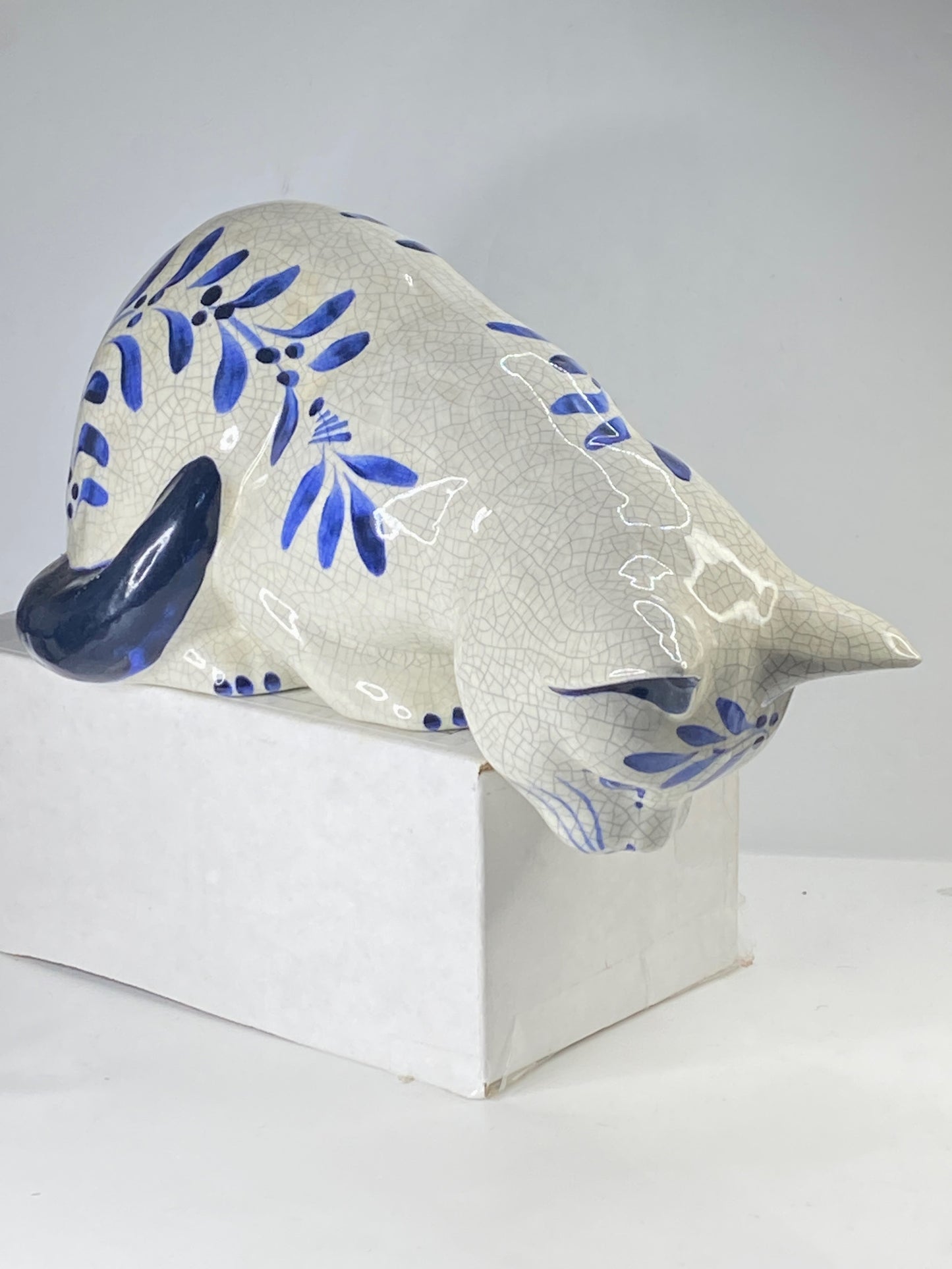 Lovely NP 1993 blue and white crackle glaze crouching Cat 10"x 4.25"x6" A385