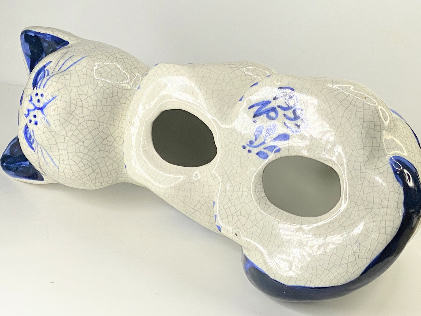 Lovely NP 1993 blue and white crackle glaze crouching Cat 10"x 4.25"x6" A385