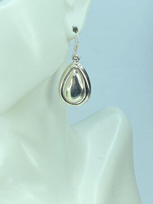 Sterling Silver Repousse Teardrop raised edge dangling earrings 6.1g JR888