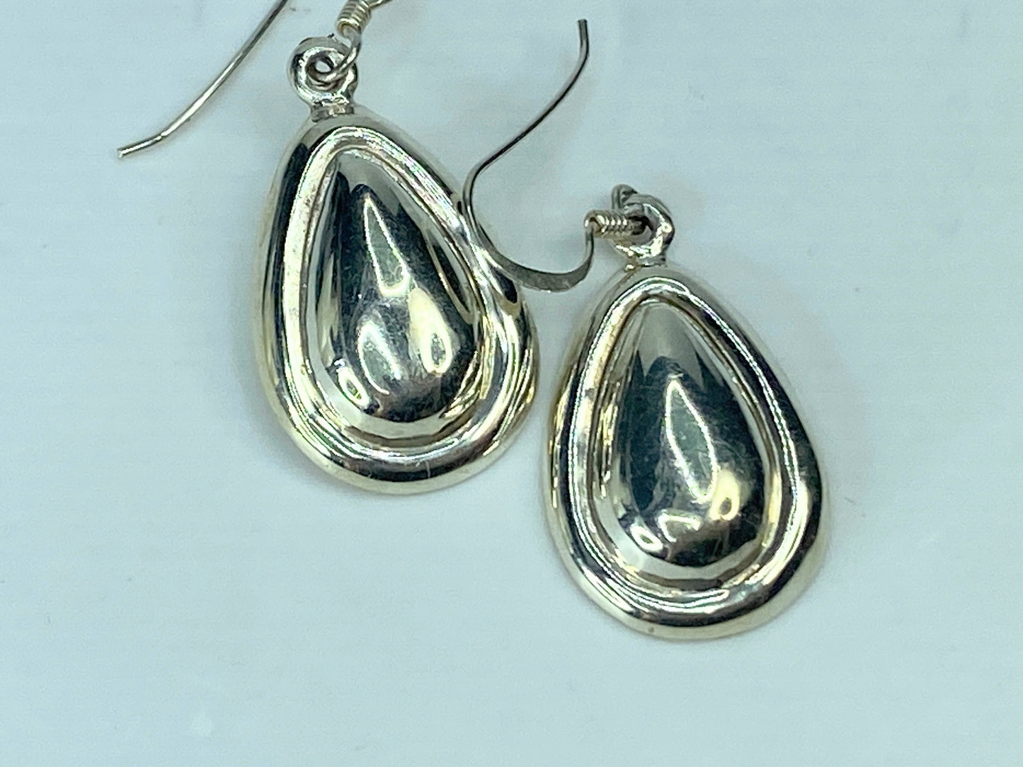 Sterling Silver Repousse Teardrop raised edge dangling earrings 6.1g JR888