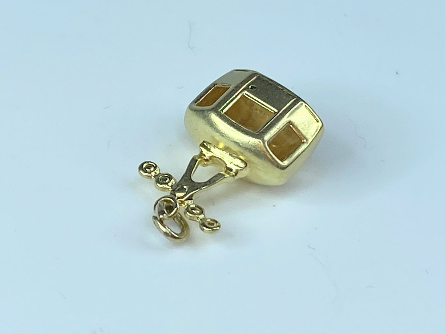 14K yellow gold Cable car tram dimensional