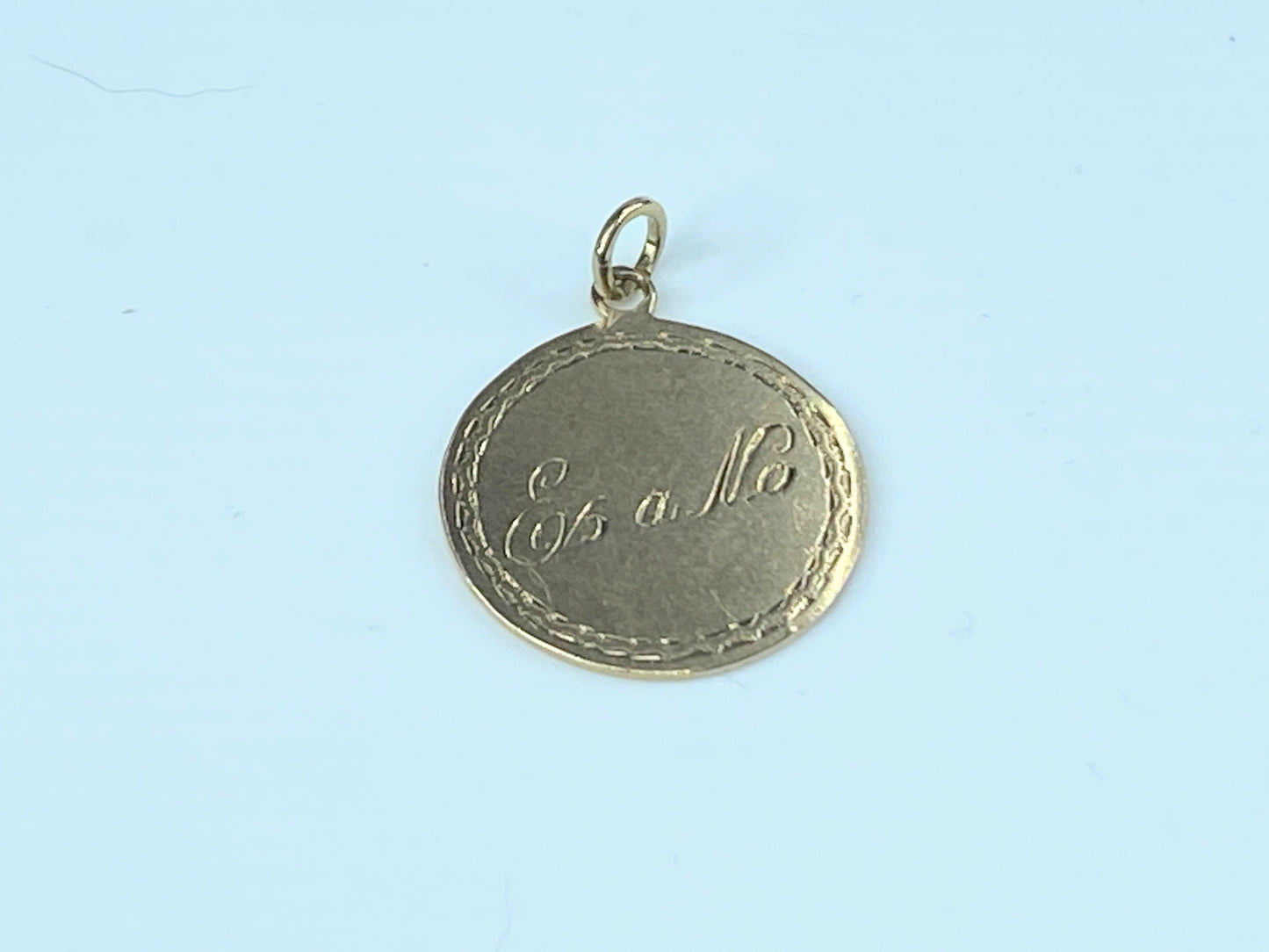 14K gold "Es a No" Not that one disc charm