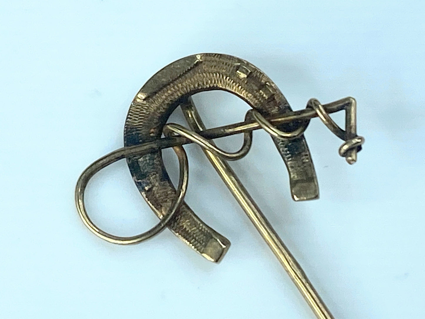 Antique Horseshoe 10k Gold Riding Crop and Horseshoe lapin stick pin 1.1g JR476
