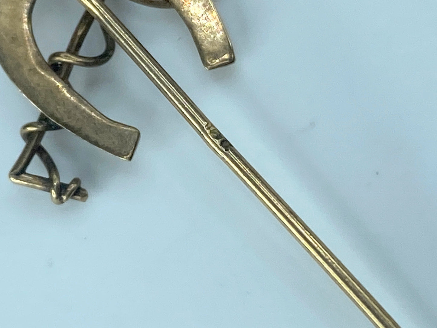 Antique Horseshoe 10k Gold Riding Crop and Horseshoe lapin stick pin 1.1g JR476