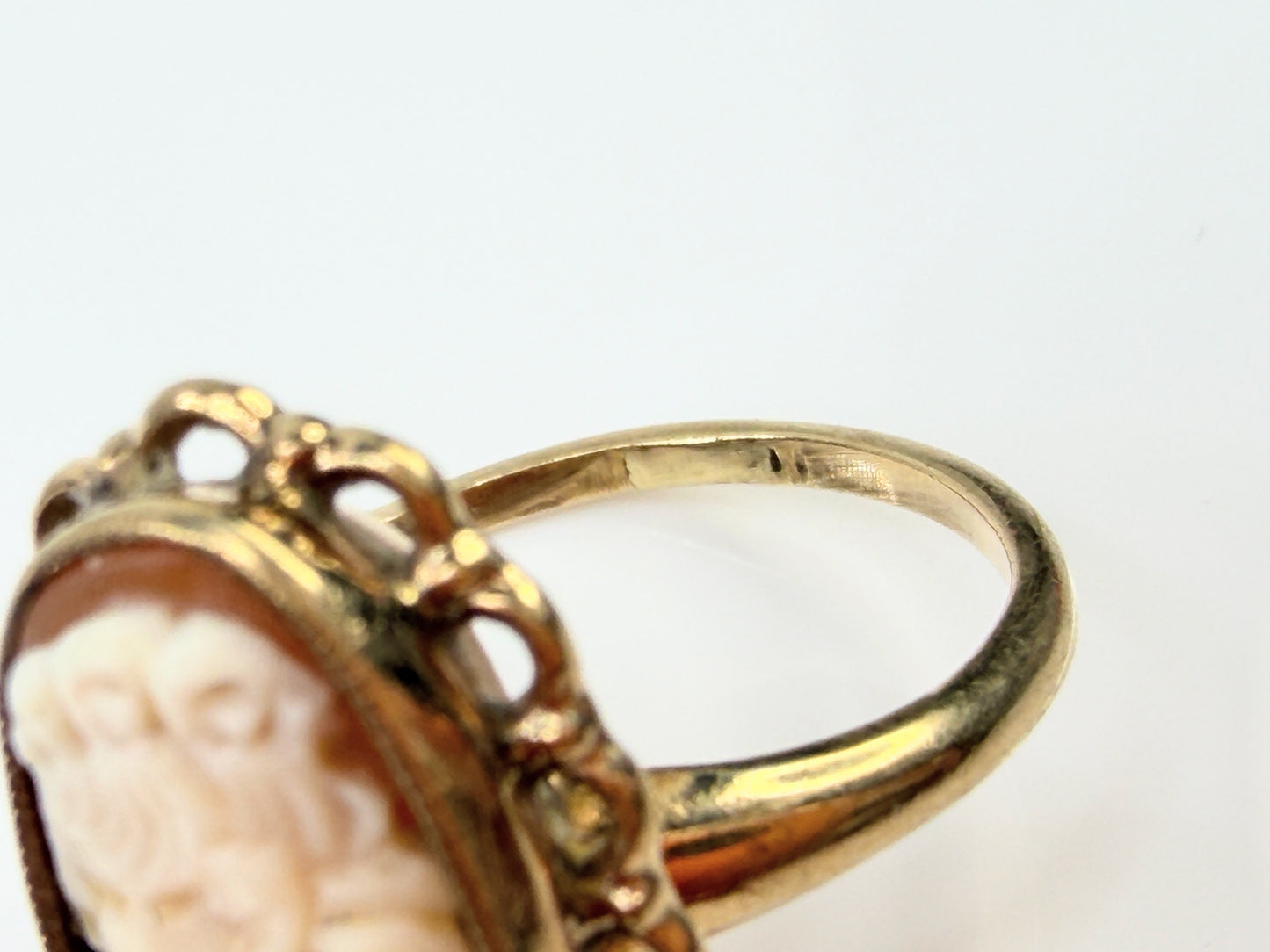 Vintage 14K Gold Shell Cameo Ring Size 4 JR1434