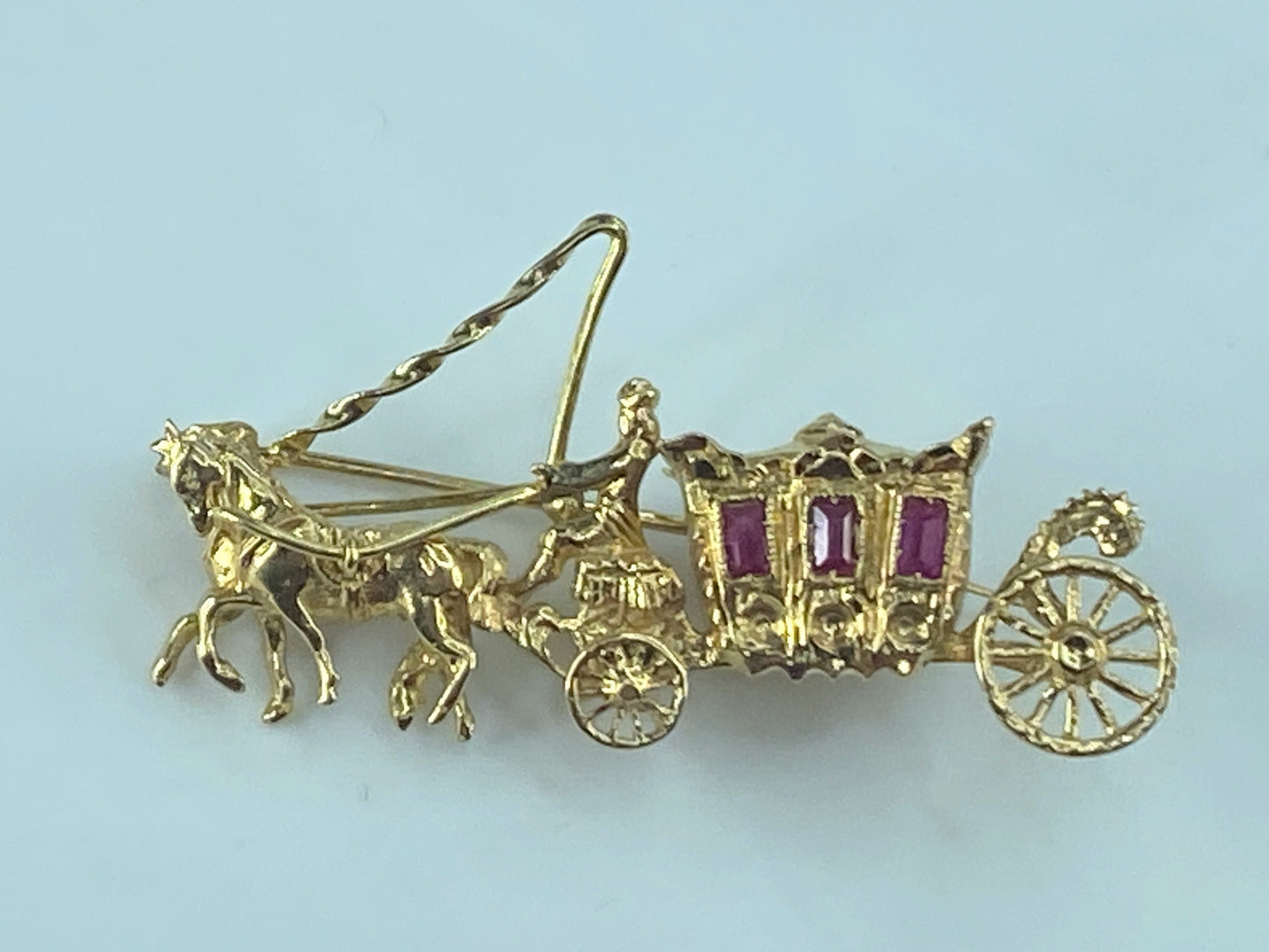 18ct yellow gold and ruby brooch in horse-drawn carriage 10.9g 2.0"x1.0" JR483