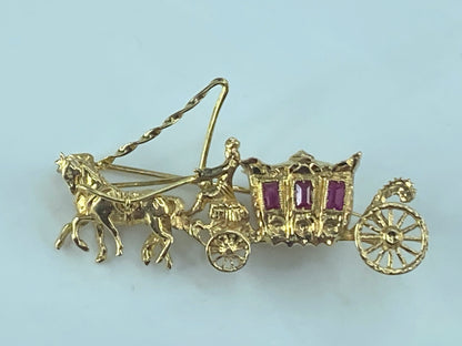 18ct yellow gold and ruby brooch in horse-drawn carriage 10.9g 2.0"x1.0" JR483