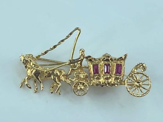 18ct yellow gold and ruby brooch in horse-drawn carriage 10.9g 2.0"x1.0" JR483