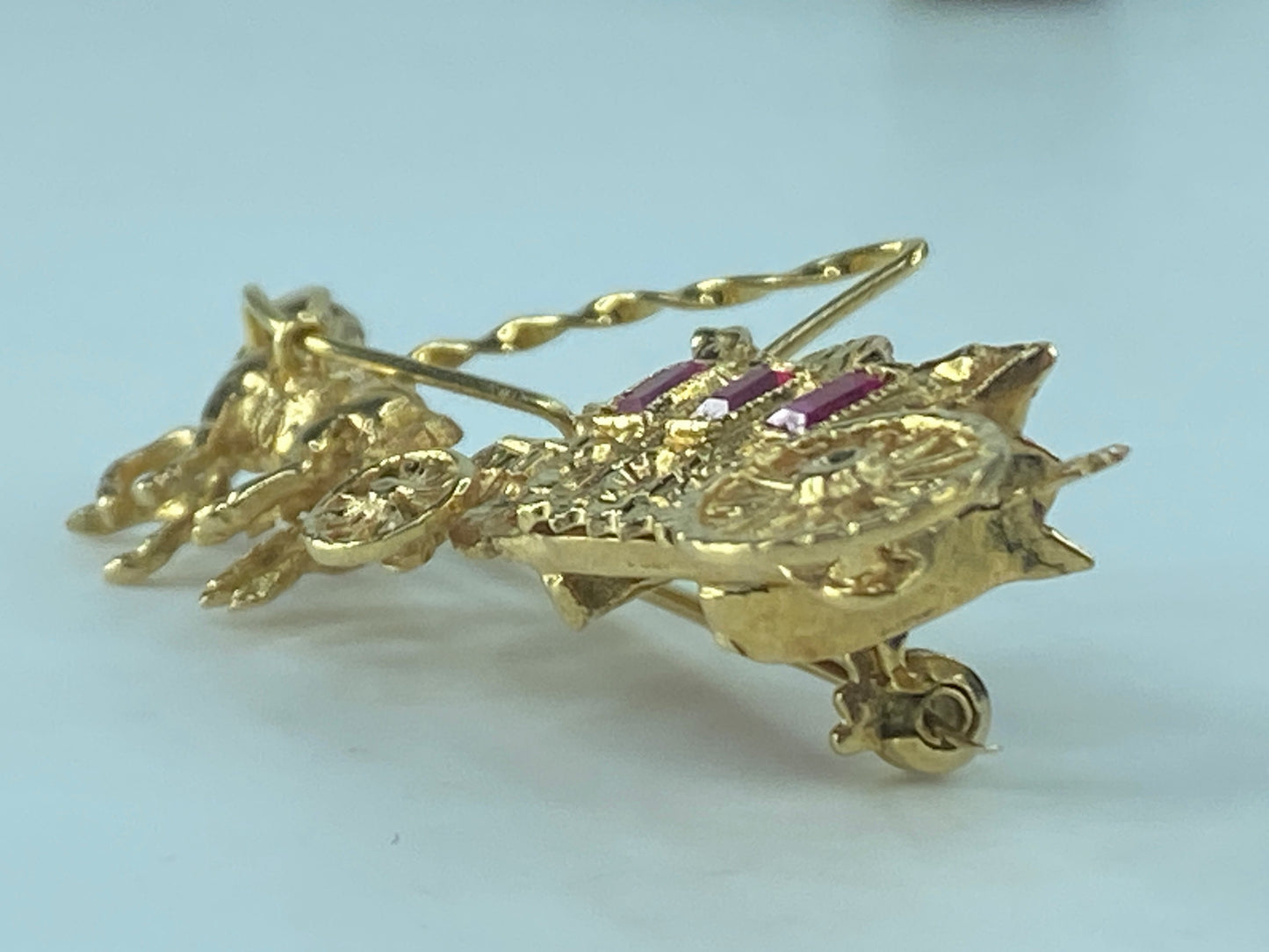 18ct yellow gold and ruby brooch in horse-drawn carriage 10.9g 2.0"x1.0" JR483