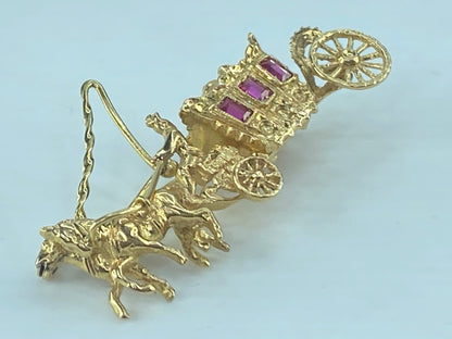 18ct yellow gold and ruby brooch in horse-drawn carriage 10.9g 2.0"x1.0" JR483