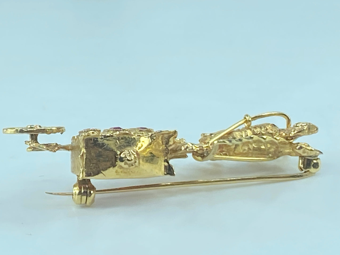 18ct yellow gold and ruby brooch in horse-drawn carriage 10.9g 2.0"x1.0" JR483