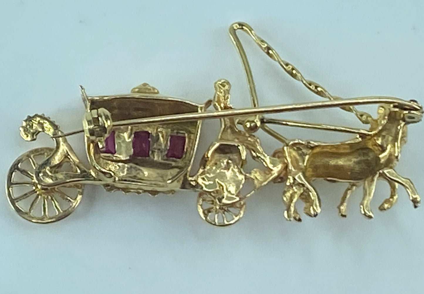 18ct yellow gold and ruby brooch in horse-drawn carriage 10.9g 2.0"x1.0" JR483