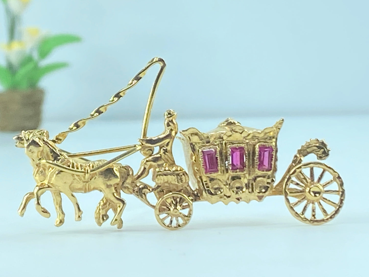18ct yellow gold and ruby brooch in horse-drawn carriage 10.9g 2.0"x1.0" JR483