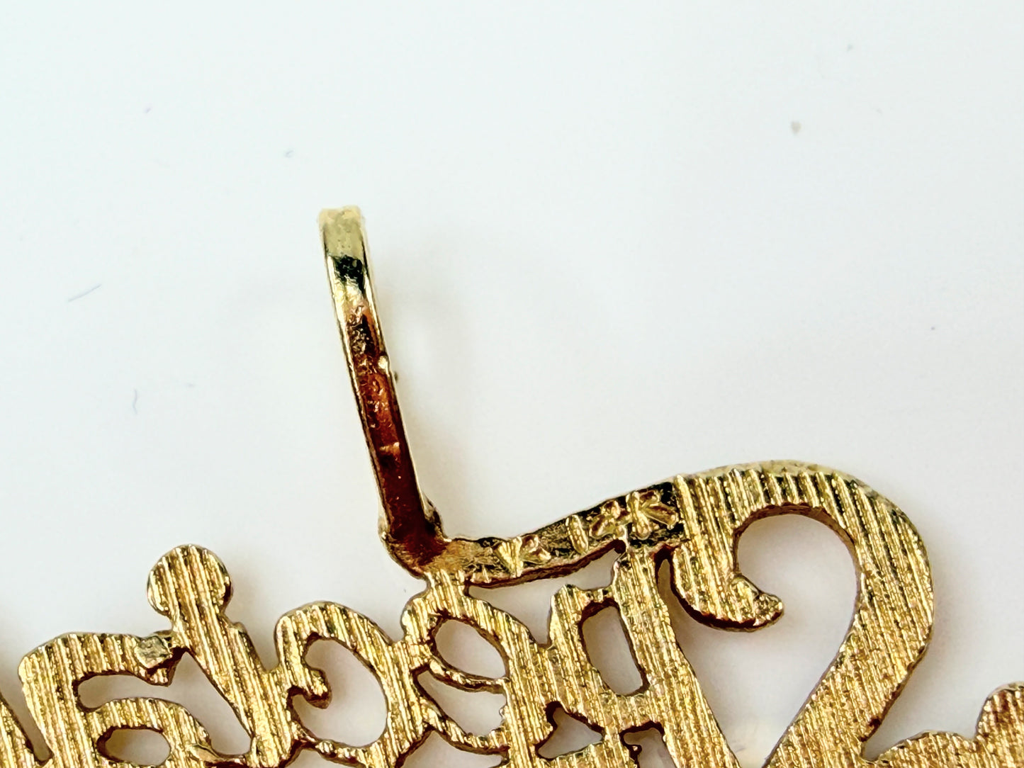 Vintage 14K Gold Special Friend Script Pendant JR1435